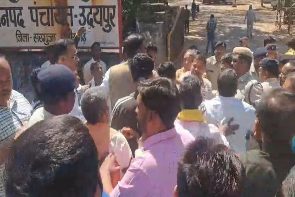 Clash during voting: Video: वोटिंग से पहले नेताओं में जमकर झूमाझटकी, दीं गालियां, उदयपुर जनपद अध्यक्ष-उपाध्यक्ष पद पर कांग्रेस का कब्जा