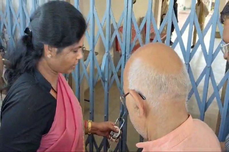 BJP locked collectorate gate: भाजपा जिलाध्यक्ष ने कलेक्टोरेट के गेट पर जड़ दिया ताला, बोलीं- समय से पहले क्यों कराया चुनाव?