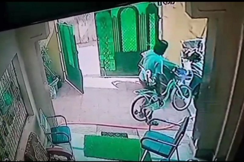 Thief in Mayor house: Video: महापौर के घर दिनदहाड़े घुसा चोर, साइकिल चुराकर ले जाते सीसीटीवी कैमरे में कैद