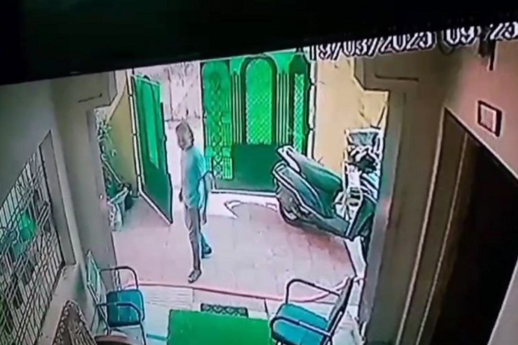 Thief in Mayor house: Video: महापौर के घर दिनदहाड़े घुसा चोर, साइकिल चुराकर ले जाते सीसीटीवी कैमरे में कैद