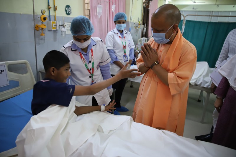 बच्चों के इलाज में कोई कोताही नहीं! CM योगी ने डॉक्टरों को दिए सख्त निर्देश, खाने-पीने की भी व्यवस्था करने को कहा