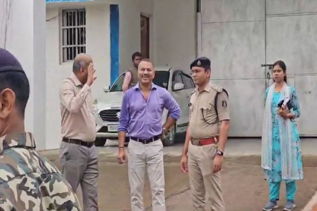 Central Jail Ambikapur: Video: सेंट्रल जेल में कुख्यात बदमाशों के बैरक में मिला था मोबाइल और गांजा, कलेक्टर-एसपी ने किया निरीक्षण