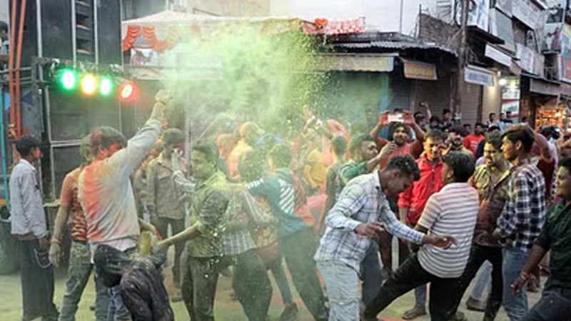 Color and gulal flew in abundance in Ekadashi procession in Bijnor