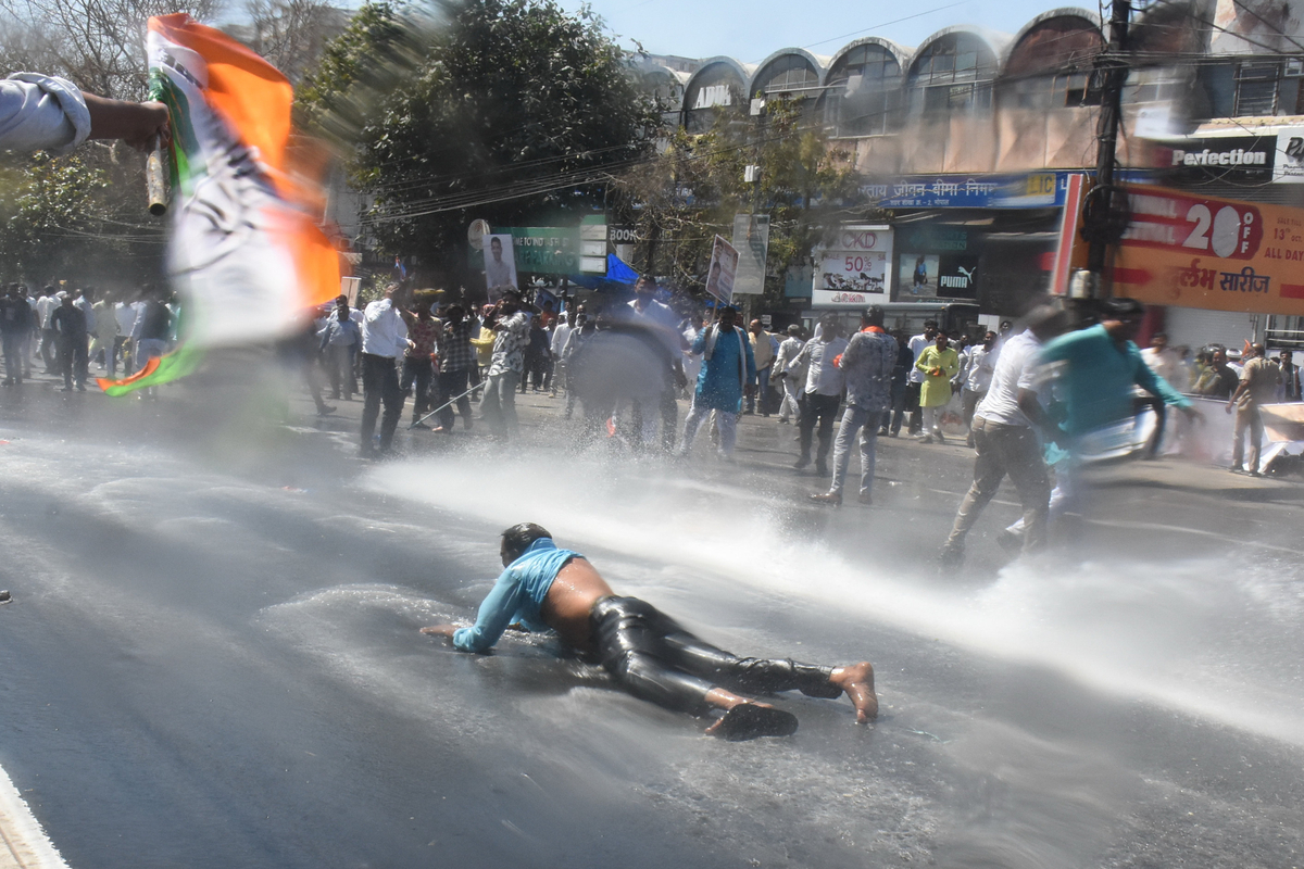 भोपाल@आज किसान कांग्रेस ने मध्य प्रदेश किसानों की मांगों को लेकर रंग महल चौराहे
पर प्रदर्शन किया । रोशनपुरा चौराहे पर तैनात पुलिस बल वाटर कैनन से
प्रदर्शनकारियों को रोका। फोटो सुभाष ठाकुर