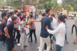 Congress workers beaten video viral: पूर्व CM बघेल के स्वागत में खड़े कांग्रेसी
कार्यकर्ताओं के बीच शहर के गांधी चौक में मारपीट, देखें Video - image