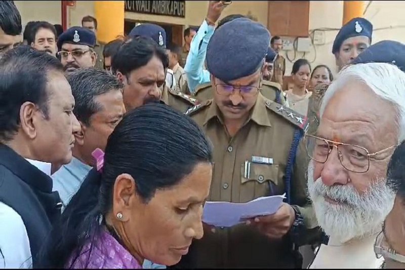 Controversial statement: शपथ ग्रहण से पूर्व महापौर के इस बयान पर अंबिकापुर में घमासान, माफी नहीं मांगने पर कांग्रेसी पार्षद करेंगे बहिष्कार, पहुंचे थाना