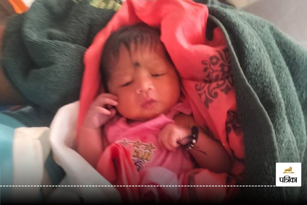 झाड़ियों से आई बच्चे की रोने की आवाज, झोले में पड़ी लोगों की नजर, फिर… देखें
VIDEO