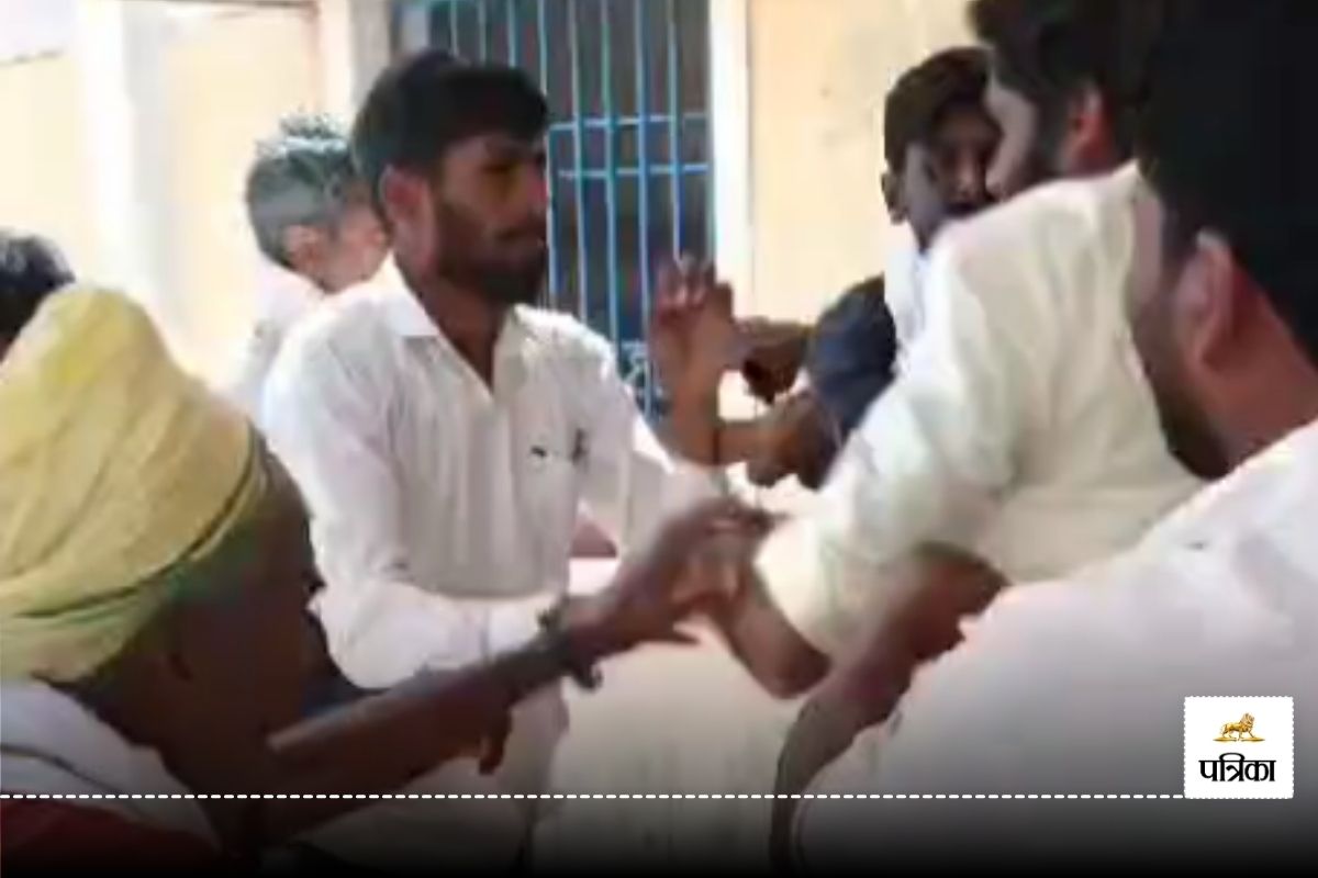 Beaten During Voting: चुनाव के दौरान दो पक्षों में मारपीट, जमकर हुई हाथापाई,
देखें VIDEO