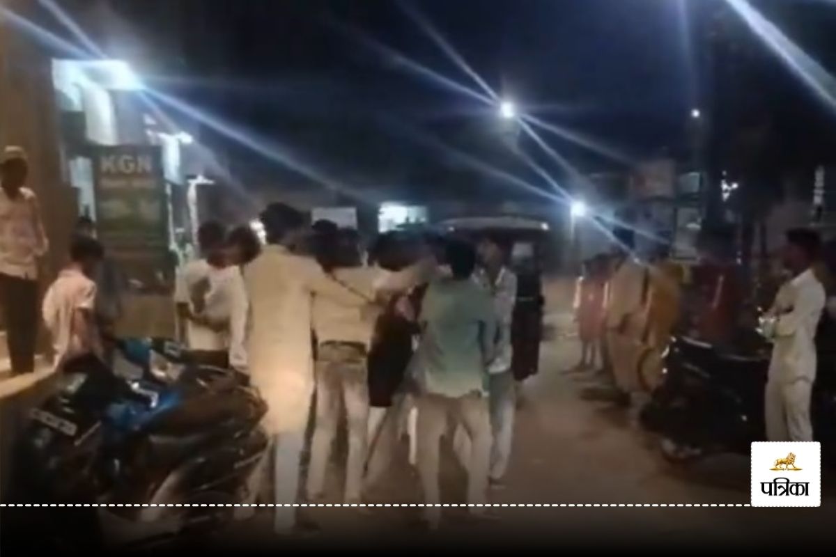 मारपीट का LIVE VIDEO… रायपुर में नाबालिगों ने एक-दूसरे को शर्ट फटते तक पीटा, इस
बात पर हुआ था विवाद