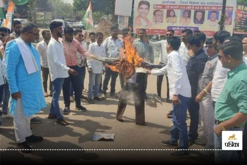 CG News: ED के खिलाफ कांग्रेस का विरोध प्रदर्शन, पुतला जलाकर एक सुर में बोले- हम नहीं डरेंगे...