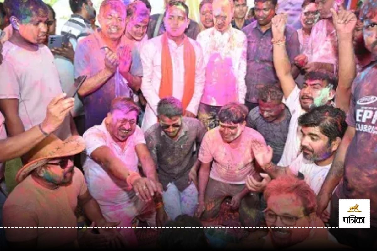 Holi 2025: होली की मस्ती में डूबे मंत्री ओपी चौधरी, पत्नी अदिति के साथ जमकर
थिरके, देखें VIDEO