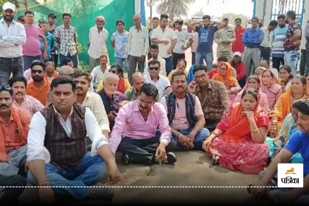 Rajnandgaon News: भाजपा पार्षद पर चाकू से हमले को लेकर लोगों में आक्रोश, पुलिस
चौकी का किया घेराव, सामने आई ये बड़ी वजह