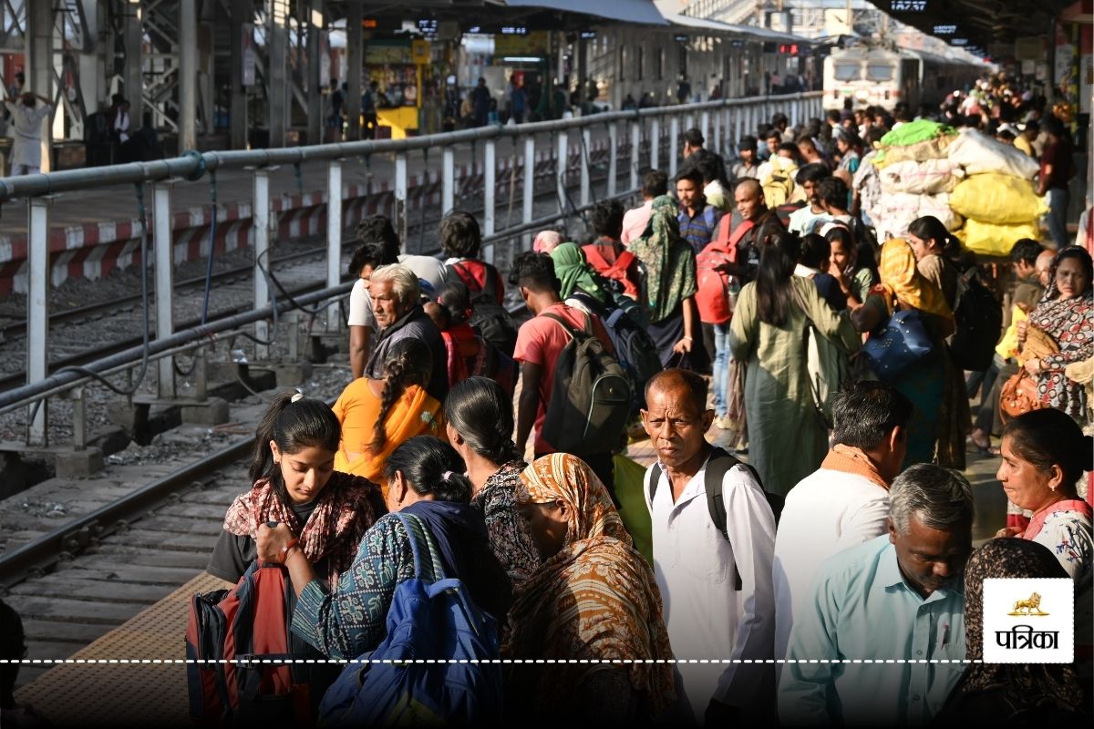 होली त्योहार नजदीक आते ही स्टेशन में बढ़ने लगी यात्रियों की भीड़, टिकट काउंटर पर
लग रही भीड़