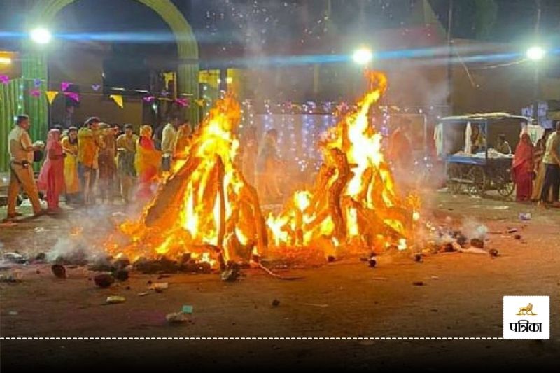 Holi 2025: छत्तीसगढ़ के इस जिले में मनाई जाती है दशहरे के जैसे होली, 600 सालों से राजपरिवार निभा रहे ये परंपरा, जानें पूरी कहानी