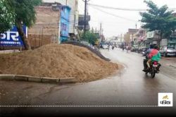 CG News: सड़क पर फैली रेत, गिट्टी व सरिया, लोगों को आवागमन हो रही परेशानी - image