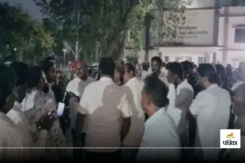 CG Congress: शपथ ग्रहण समारोह में भिड़ गए कांग्रेसी, पार्टी के नेता बोला- मैंने भाजपा का पैसा नहीं खाया है… जमकर हुई धक्का-मुक्की