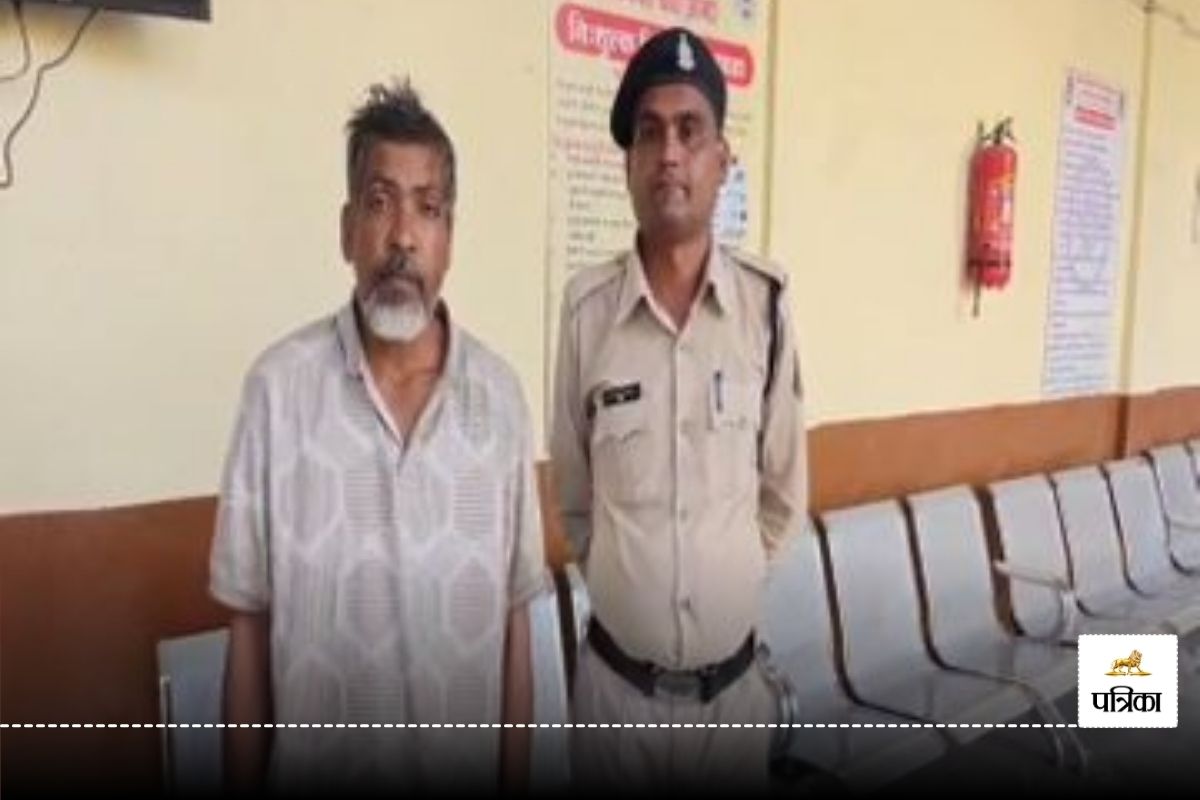 Crime News: गहरी नींद में सो रही पत्नी और 3 बेटियों को फावड़े से काट डाला,
क्राइम सीन देख पुलिस भी रह गई थी दंग…