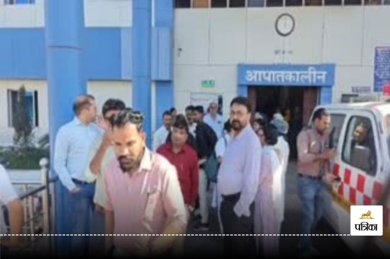 CG News: सिविल सर्जन को हटाने जिला अस्पताल का पूरा स्टॉफ कर रहा चरणबद्ध आंदोलन, जानें मामला...