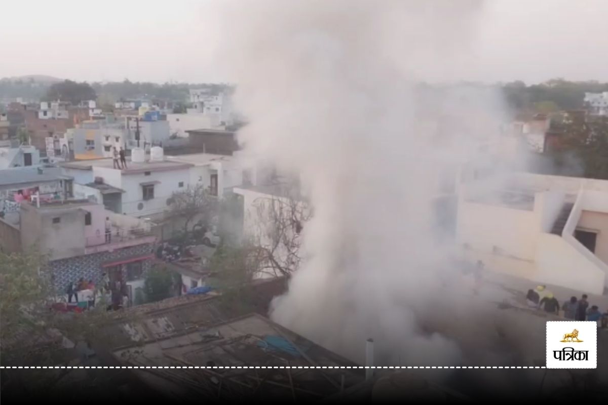 CG News: घर में लगी भीषण आग! कई किलोमीटर दूर तक आकाश में छाया धुंए का गुबार.. देखें वीडियो