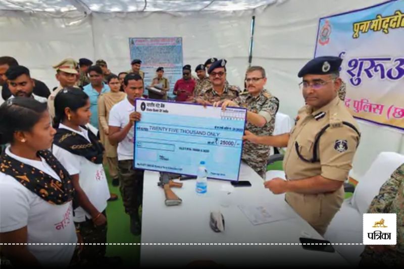 Naxal News: 15 लाख रुपए के तीन इनामी नक्सलियों का सरेंडर, बोले - 16 साथियों को मरा देख… कई वारदातों में थे शामिल