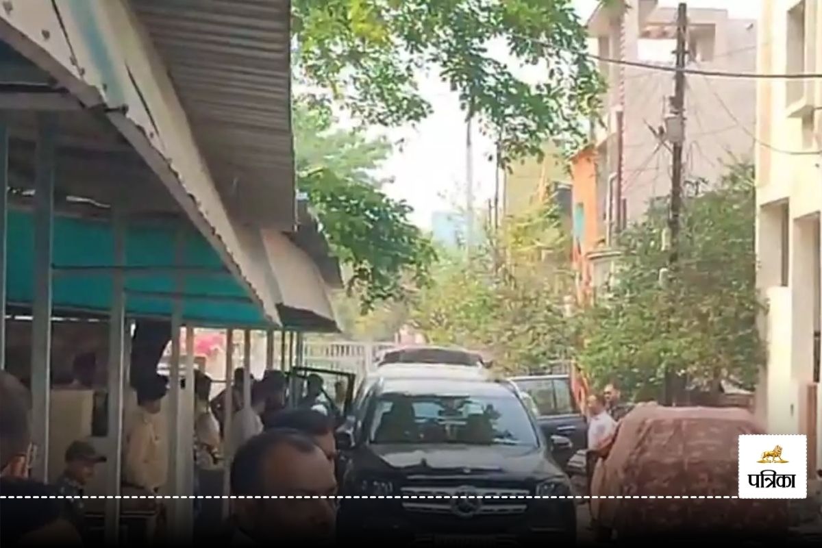 CBI Raid Update News: पूर्व CM बघेल के घर CBI की जांच जारी, गाड़ियों की ली गई तलाशी, देखें VIDEO
