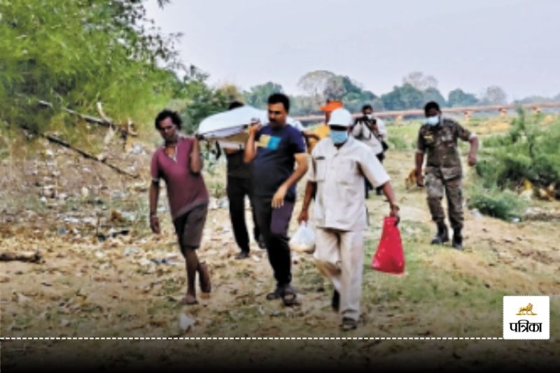 CG Naxal News: मानवता के मसीहा! अज्ञात नक्सली के शव का जन सहयोग संस्था ने कराया अंतिम संस्कार, बनाई अलग पहचान