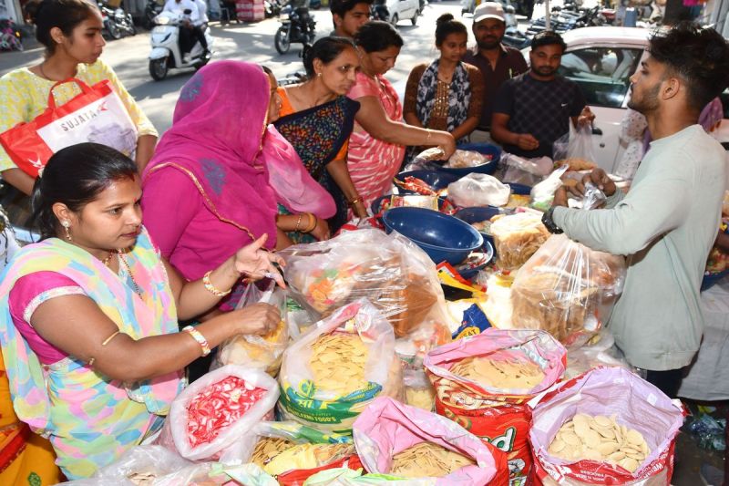 On Sheetla Saptami, gulal flew, colors scattered, pichkaris were used, cold things were eaten
