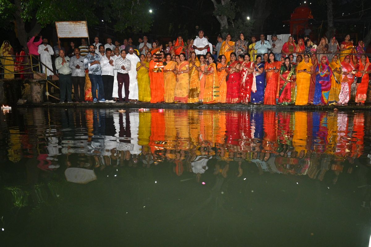 Chamble arti : दीयों की रोशनी में गूंजे चंबल मैया के जयकारे, आरती के सुर