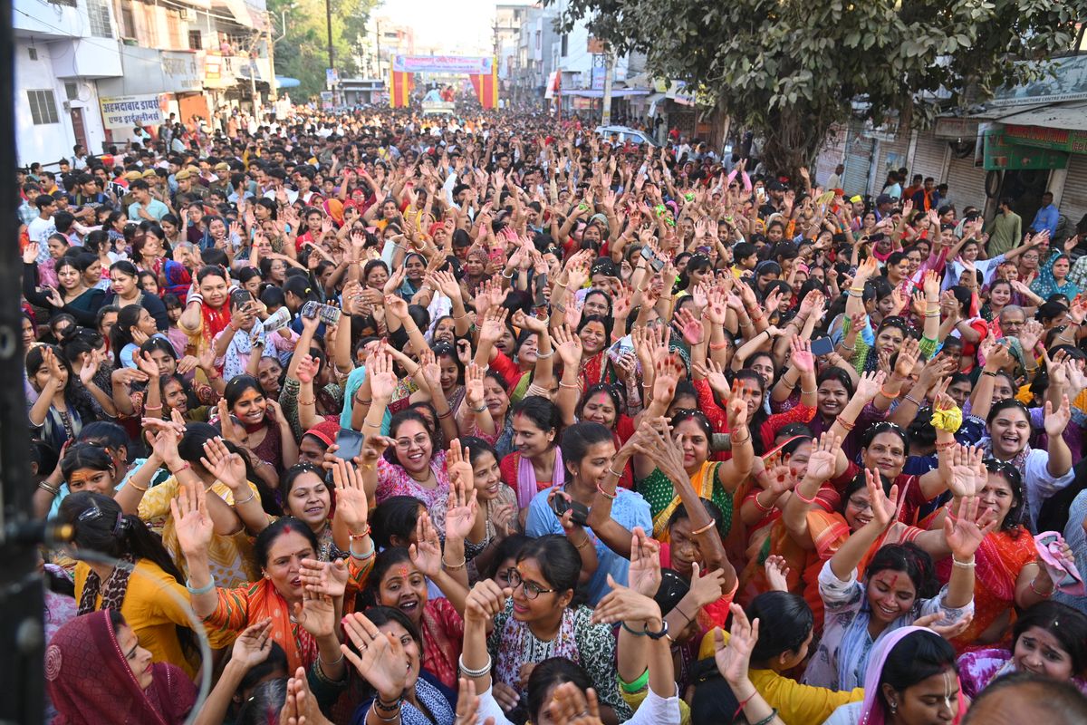 Sankirtan parikrama:धूमधाम से निकली बांके बिहारी की विराट फाग संकीर्तन परिक्रमा