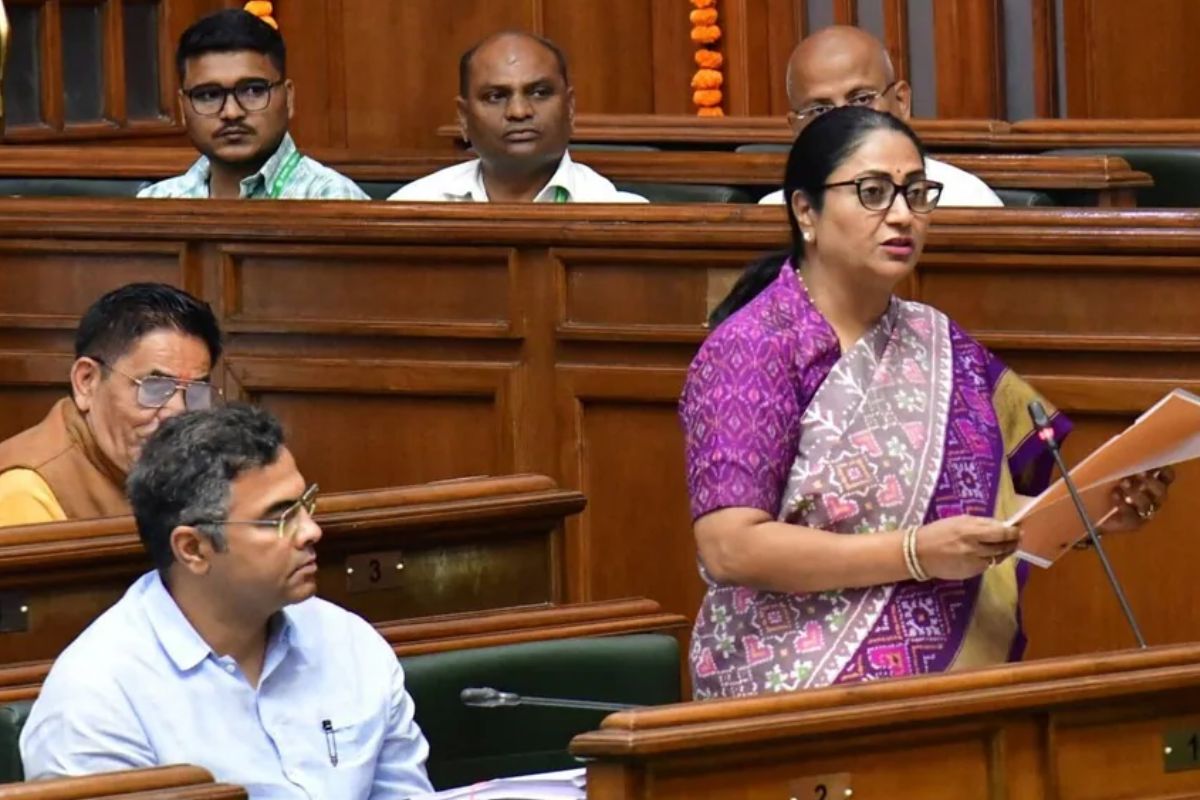 CM Rekha Gupta: सीएम रेखा गुप्ता का बड़ा ऐलान, दिल्ली में कामकाजी महिलाओं के
बच्चों को मिलेगी बड़ी सुविधा