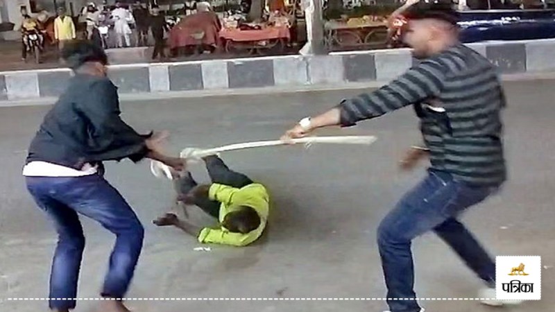 Fierce fighting between two groups in Sambhal