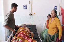 Bharatpur News : अस्पताल में ऑक्सीजन सपोर्ट पर थी महिला, बीड़ी पीने के लिए जलाया
लाइटर, आग के गोले से झुलसा चेहरा - image