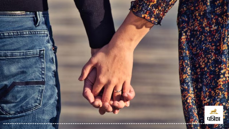 Girlfriend high voltage drama outside boyfriend house in Amroha