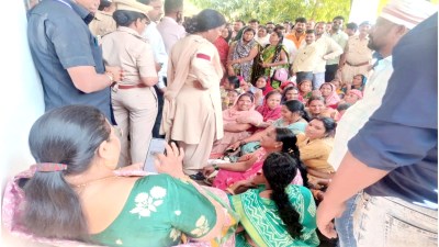 डौंडी व डौंडीलोहारा जनपद में अध्यक्ष व उपाध्यक्ष का चुनाव हुआ। डौंडीलोहारा में शांतिपूर्वक चुनाव हुआ, लेकिन डौंडी जनपद में अध्यक्ष व उपाध्यक्ष के चुनाव में जमकर हंगामा हो गया। अचानक चुनाव स्थगित करने के कारण हंगामा हो गया। नाराज कांग्रेस कार्यकर्ताओं ने जनपद कार्यालय के पास बैठ गए। लगभग चार घंटे तक हंगाम चला।