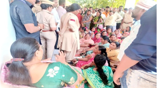 डौंडी व डौंडीलोहारा जनपद में अध्यक्ष व उपाध्यक्ष का चुनाव हुआ। डौंडीलोहारा में शांतिपूर्वक चुनाव हुआ, लेकिन डौंडी जनपद में अध्यक्ष व उपाध्यक्ष के चुनाव में जमकर हंगामा हो गया। अचानक चुनाव स्थगित करने के कारण हंगामा हो गया। नाराज कांग्रेस कार्यकर्ताओं ने जनपद कार्यालय के पास बैठ गए। लगभग चार घंटे तक हंगाम चला।