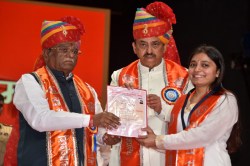 JNVU के दीक्षांत समारोह में राज्यपाल ने कहा, अब यह छपे कि छात्रा ने मनचले को
चप्पल से पीटकर घायल कर दिया - image