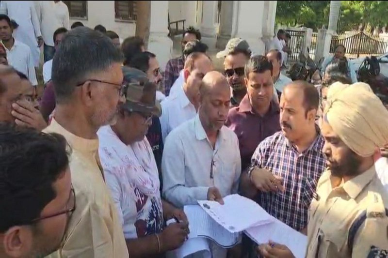 Transporter beaten case: थार सवार ट्रांसपोर्टर की बेरहमी से पिटाई और गर्दन उतारने की धमकी को लेकर हिंदू संगठनों में आक्रोश, एएसपी से मिले