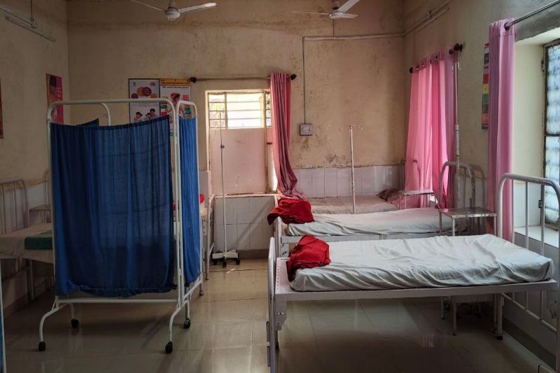 बिना डॉक्टर के चल रहा आदर्श प्राथमिक स्वास्थ्य केंद्र