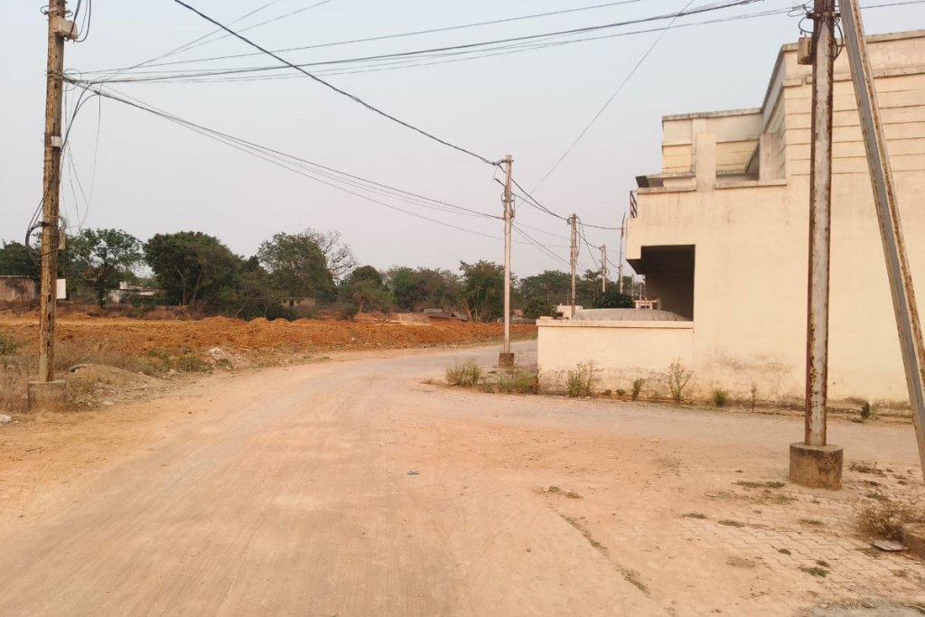 CG housing board: गृह निर्माण मंडल की कॉलोनी में बने मकान हैंडओवर से पहले ही हो रहे खस्ताहाल, बुकिंग कर पछता रहे हितग्राही