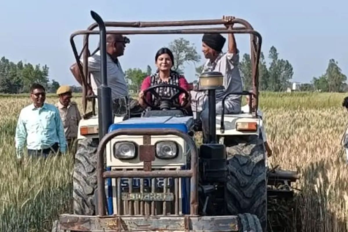 खेतों में ट्रैक्टर दौड़ाते महिला को देख गांव में हड़कंप, आखिर कौन है अतिक्रमण
मुक्त अभियान चलाने वाली यह अधिकारी