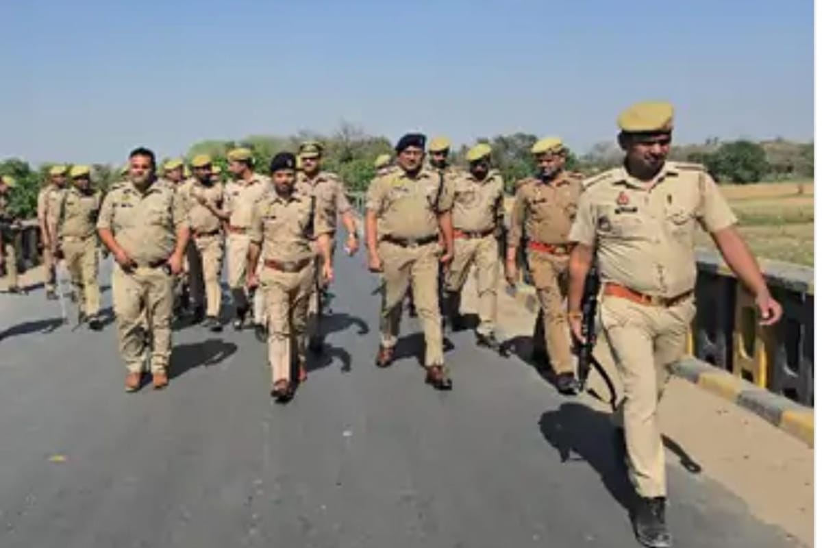 SP के निर्देश पर देवरिया पुलिस की बिहार बार्डर पर सख्ती से हड़कंप, हुई जबरदस्त
वाहन चेकिंग