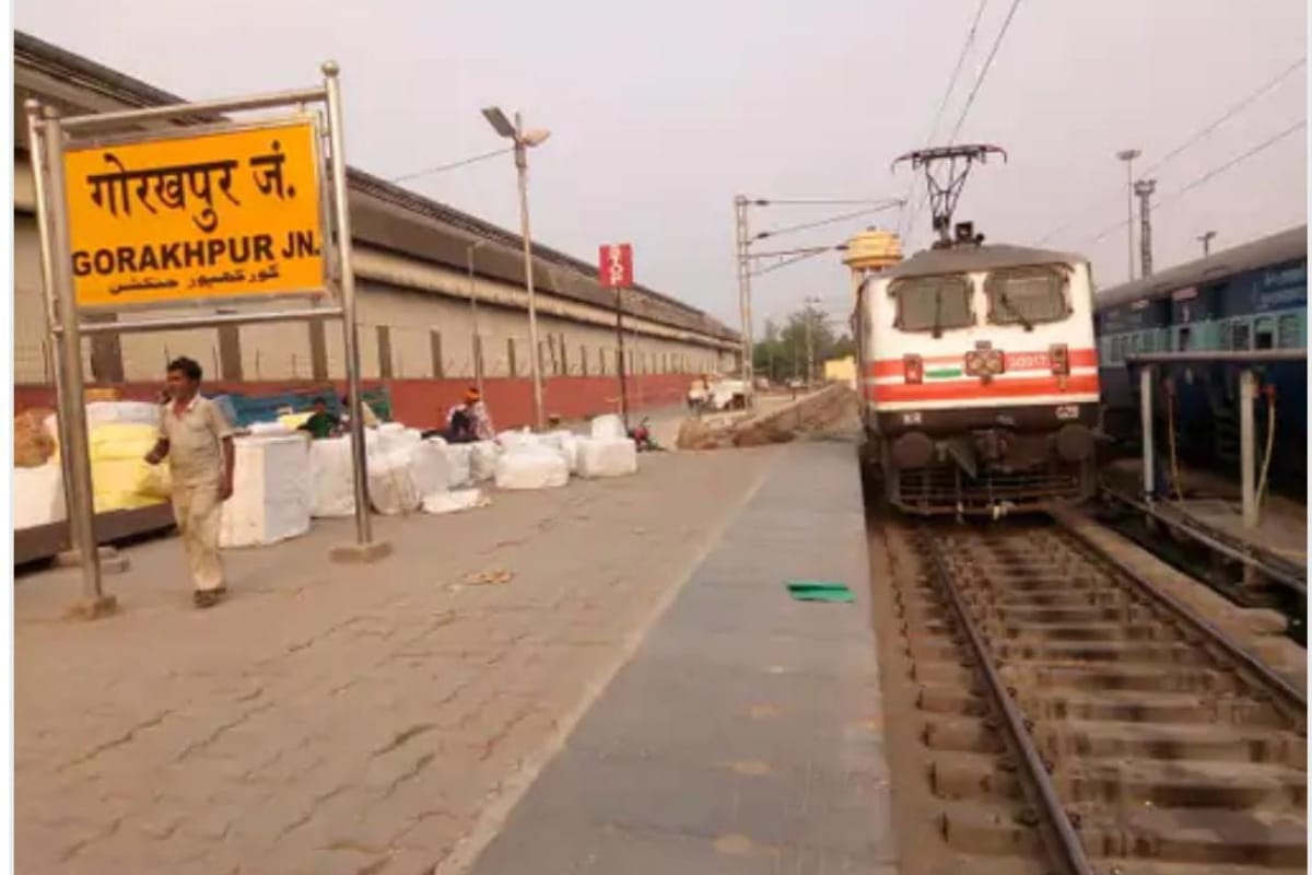 गोरखपुर स्टेशन पर महिला का हंगामा, RPF की महिला दरोगा से भिड़ी…बिल्ला नोची