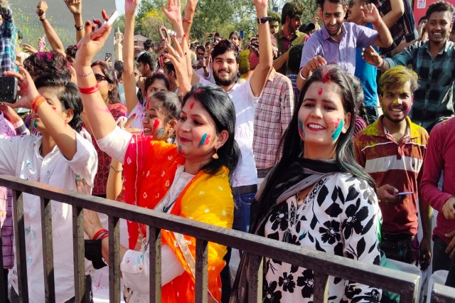 लोगों का उत्साह देखते ही बन रहा था। पत्रिका गेट परिसर कार्यक्रम शुरू होने से पहले ही भर गया। लोग 5 घंटे तक डटे रहे और होली की मस्ती में रंगे नजर आए।