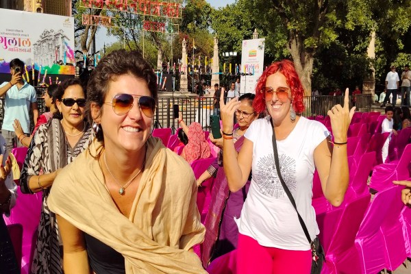 पत्रिका गेट पर गीत-संगीत और आतिशबाजी से सजा मंच देखकर विदेशी मेहमान भी खिंचे चले आए। बड़ी संख्या में विदेशी सैलानी होली के गीतों पर खूब थिरके। दूसरे शहरों से भी आकर लोगों ने गुलाल आतिशबाजी का लुत्फ उठाया।