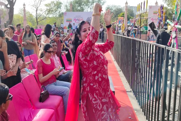 गुलाल आतिशबाजी कार्यक्रम दोपहर तीन बजे से शुरू हुआ। इस दौरान जयपुर वासियों में होली का खुमार देखने लायक था। संगीत और होली के रंगों के साथ लोगों में ऐसी मस्ती छाई कि सभी के चेहरे खिल उठे।