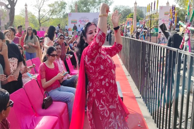 गुलाल आतिशबाजी कार्यक्रम दोपहर तीन बजे से शुरू हुआ। इस दौरान जयपुर वासियों में होली का खुमार देखने लायक था। संगीत और होली के रंगों के साथ लोगों में ऐसी मस्ती छाई कि सभी के चेहरे खिल उठे।