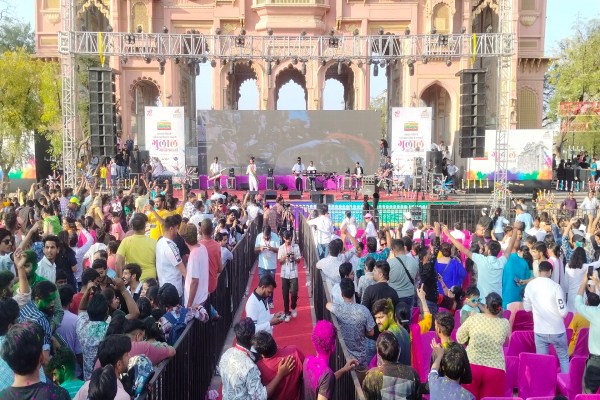 कार्यक्रम के पहले चरण में जसराज, ऊर्जा और जिम्मीज बैंड ने एक के बाद एक प्रस्तुति दी। बैंड से जुड़े सिंगर और इनके सहायक कलाकारों ने कार्यक्रम में समां बांध दिया।