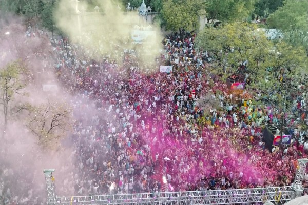 गुलाल आतिशबाजी कार्यक्रम दोपहर तीन बजे से शुरू हुआ। इस दौरान जयपुर वासियों में होली का खुमार देखने लायक था। संगीत और होली के रंगों के साथ लोगों में ऐसी मस्ती छाई कि सभी के चेहरे खिल उठे।
