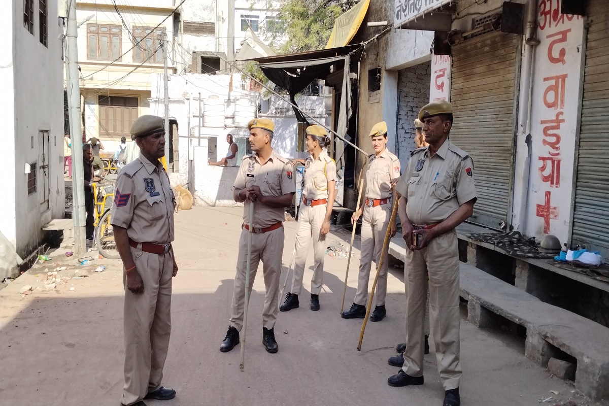 जयपुर में दौड़ रहीं पुलिस की गाड़ियां, सड़कों पर फैले पत्थर, तस्वीरों में देखें
आंखों देखा हाल