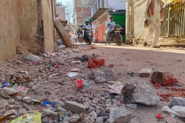 रामगंज के मुख्य बाजारों से लेकर गलियों तक में पुलिस जाप्ता तैनात है। सड़कों पर पत्थर ही पत्थर फैले नजर आ रहे हैं। 
